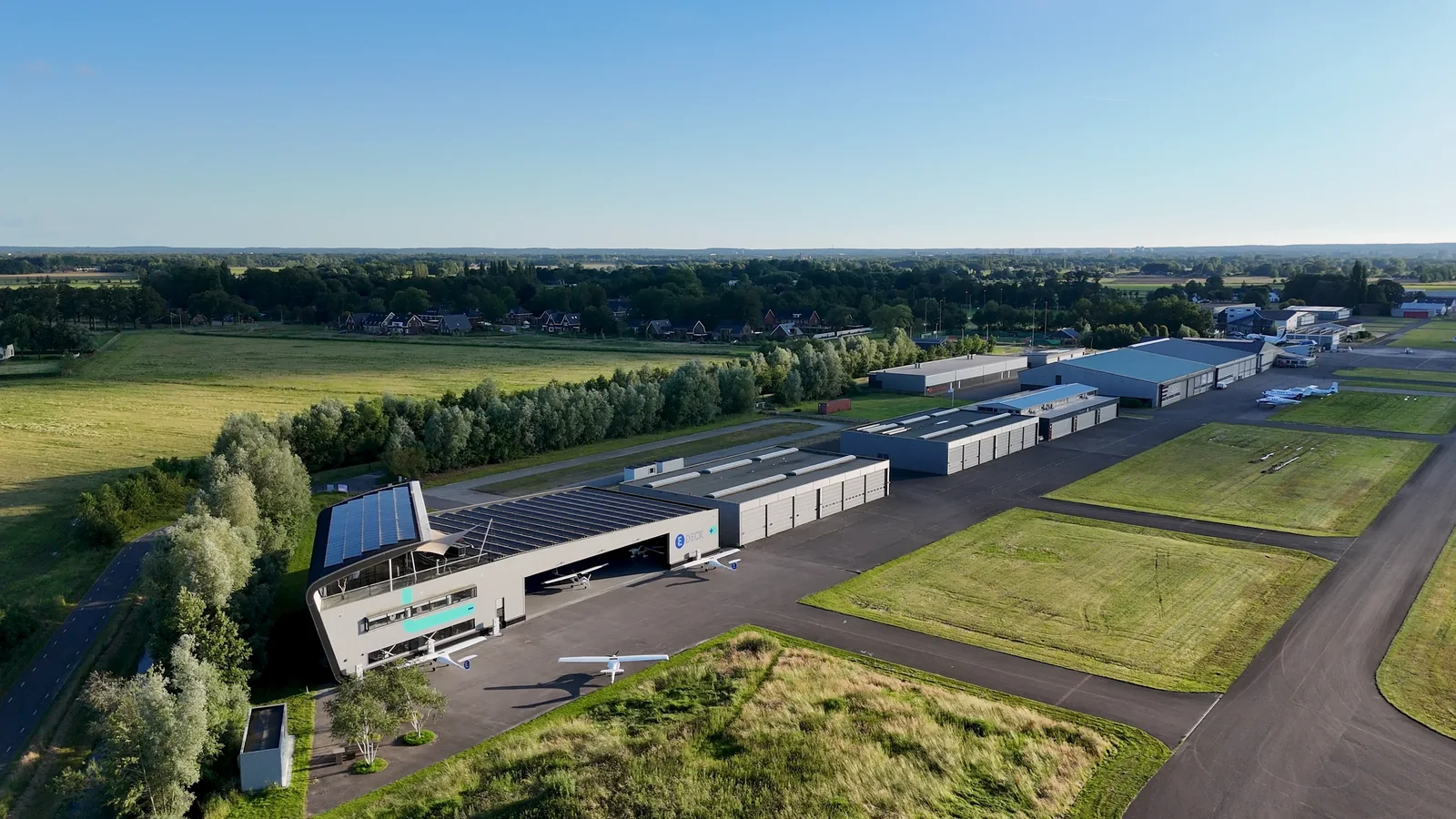 Luchtfoto van E-Deck Teuge en de landingsbaan van Teuge Airport