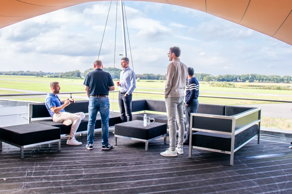 Terras van de Sky Lounge met uitzicht over de landingsbaan